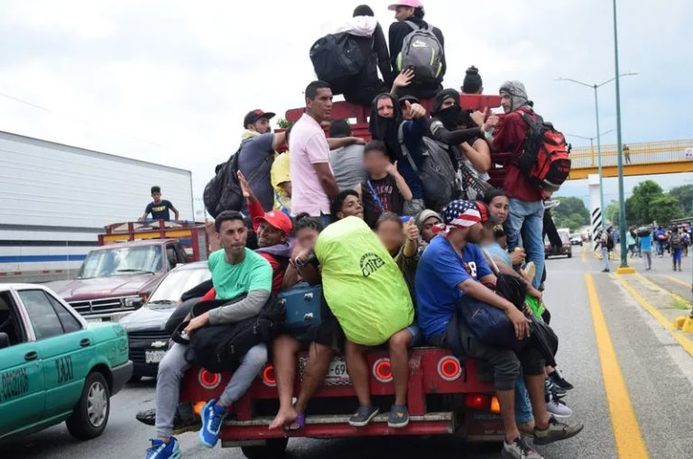 Caravana migrante ingresa a aduana en Chiapas e instala campamento