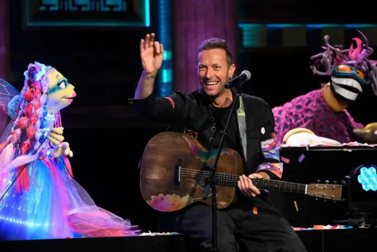 Chris Martin de Coldplay se unió a banda de títeres para interpretar ‘Biutyful’