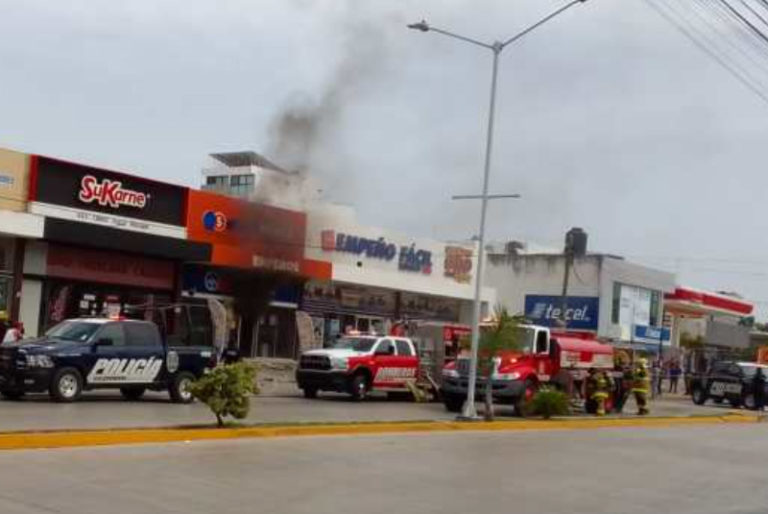 Se incendia casa de empeño en Playa del Carmen