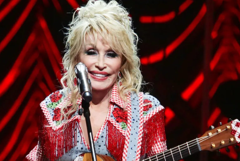 Dolly Parton dona 21 mdp a investigación de enfermedades infecciosas