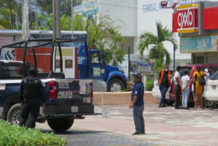 Ejecutan a hombre afuera de la terminal de Apiqroo en Puerto Juárez, Cancún