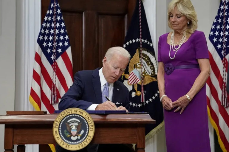 Joe Biden firma ley sobre control de armas de fuego en EU