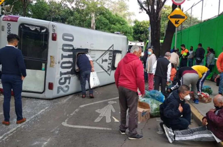 Volcadura de microbús deja al menos 12 lesionados sobre Río Churubusco