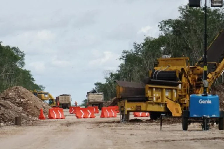 Hombre muere cuando trabajaba en obra del Tren Maya, sobre la autopista Mérida-Cancún