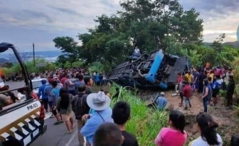 Volcadura de autobús deja nueve muertos y 28 heridos en Tila, Chiapas