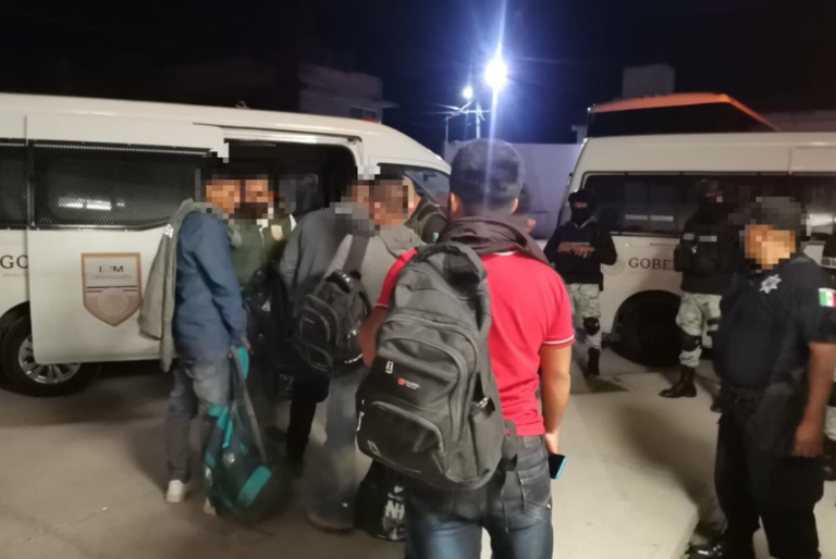 Aseguran en Puebla a 80 migrantes que viajaban en autobús