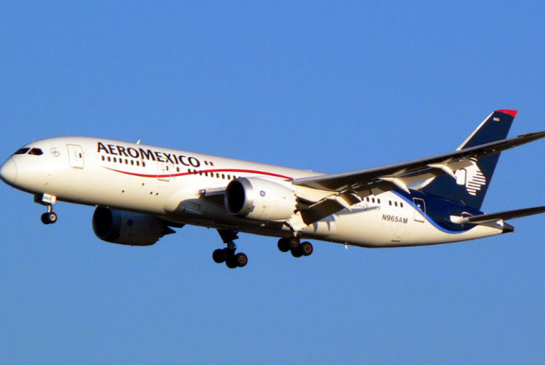 Rayo impacta avión de Aeroméxico; aterriza sin contratiempo en AICM