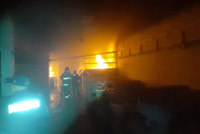 Incendio consume bodega de pinturas en Kanasín, Yucatán