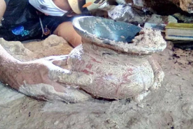 INAH recupera una vasija maya completa en cueva de Playa del Carmen