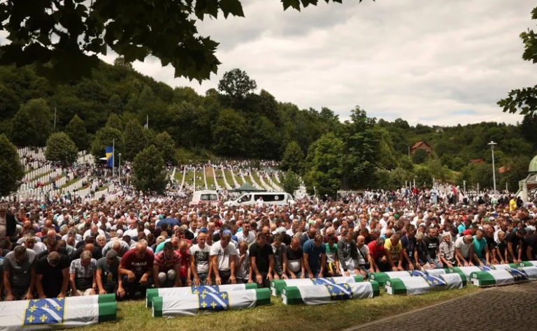 Entierran a 50 víctimas del genocidio de Srebrenica, Bosnia