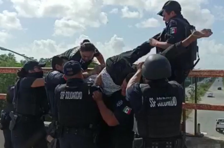 Hombre intenta lanzarse de puente vehicular en Playa del Carmen