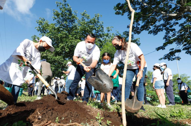 Alcalde de Mérida, Renán Barrera, participa en la Cruzada Forestal