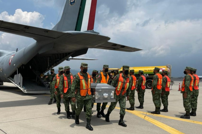 México inicia repatriación de migrantes fallecidos en tráiler de Texas; estiman dos vuelos más