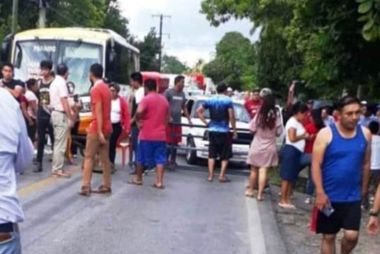 Bloquean carretera en Atasta por muerte de estudiante