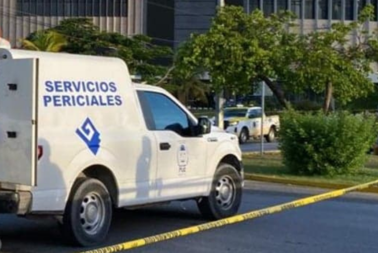 Muere pasajera de combi en choque contra un autobús en Cancún