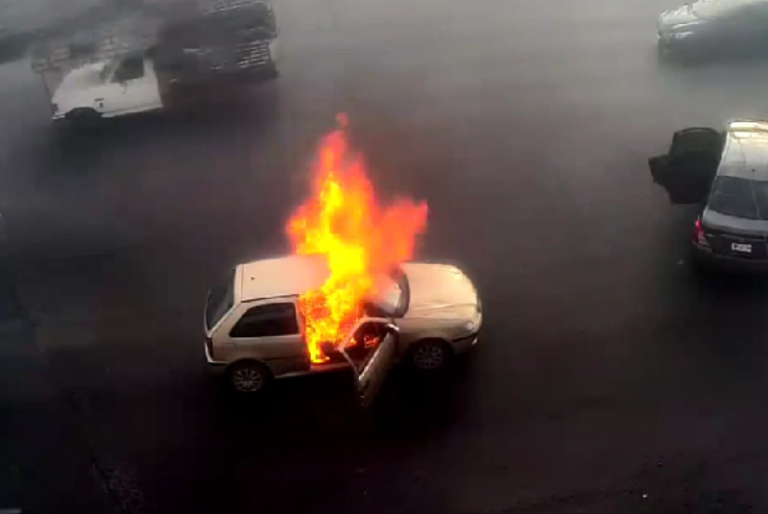 Delincuentes bajan a una familia de su auto para prenderle fuego en Jalisco: VIDEO