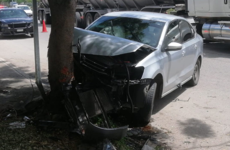 Joven alcoholizado se estrella contra un árbol en Yucatán