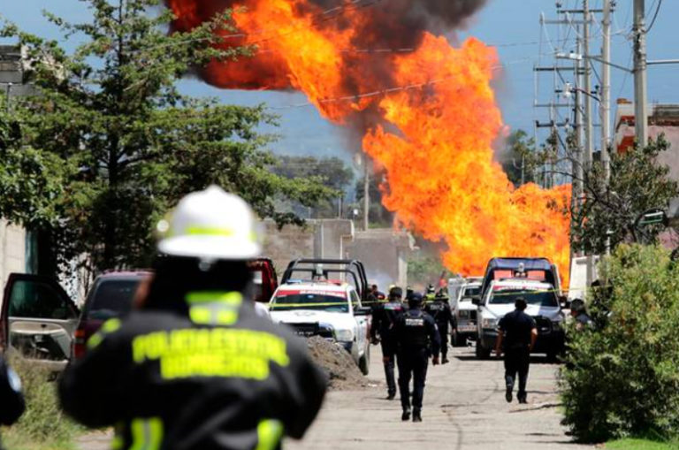 Obra provoca perforación y explosión en ducto de Pemex en Amozoc