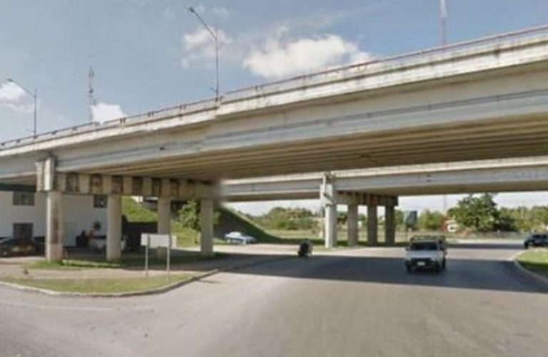 Conductor impide a joven lanzarse de un puente del Periférico de Mérida