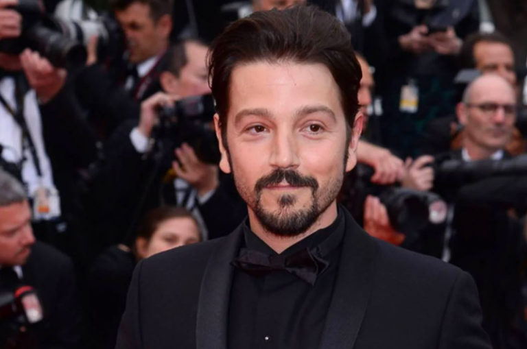 Diego Luna critica a AMLO por dar “golpe militar a la constitución”