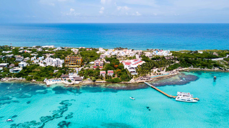 Vive el romance y relajación en el Pueblo Mágico de Isla Mujeres, a solo 20 minutos de Cancún