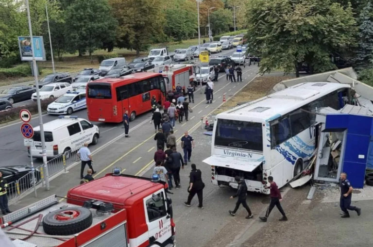 Autobús con migrantes arrolla y mata a dos policías que intentaron detenerlo en Bulgaria