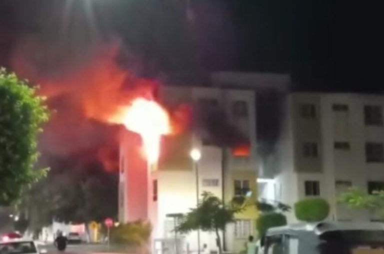 Incendio consume dos departamentos en Residencial Turquesa de Cancún