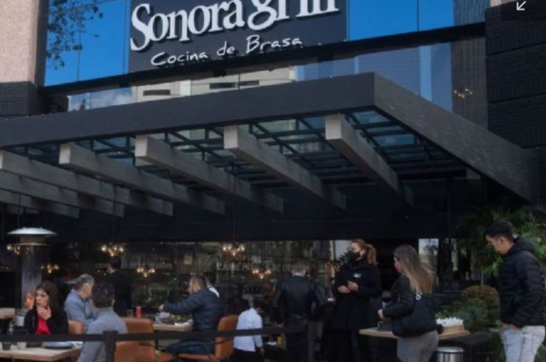 Sonora Grill quiso arreglar “en lo oscurito” el escándalo por racismo, afirma Sheinbaum