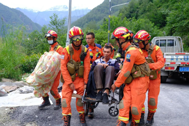 Suman 74 muertos por el sismo en Sichuan, China