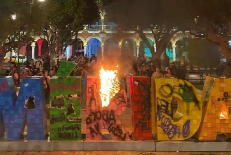 Ayuntamiento de Mérida denuncia daño a patrimonio tras marcha por 28S