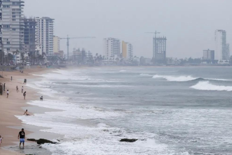 Huracán Orlene toca tierra en Sinaloa