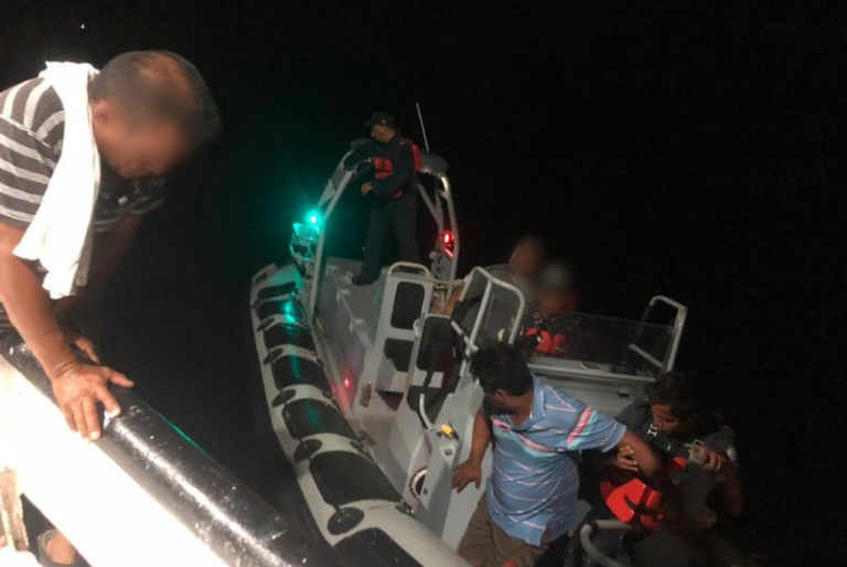 Embarcación camaronera se incendia al norte de Isla Mujeres; Semar rescata a seis hombres