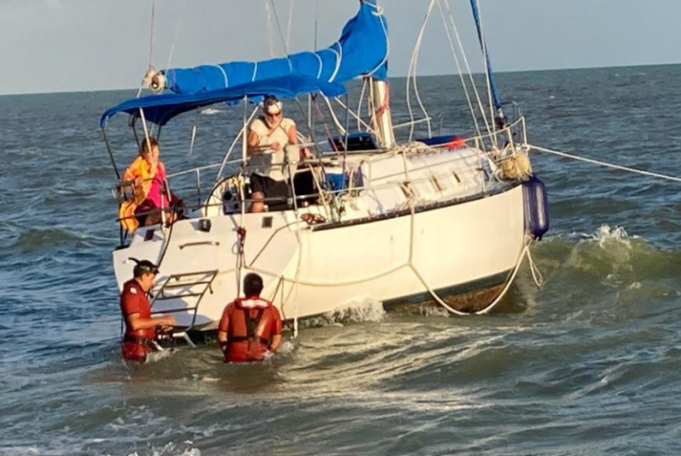 Rescatan a extranjeros en velero encallado en Progreso