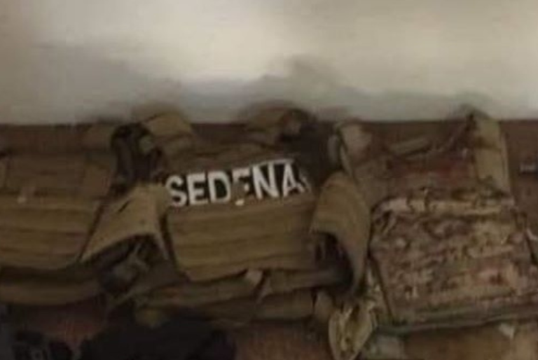 Cateo en Uayma: aseguran drogas, armas y uniformes de Sedena